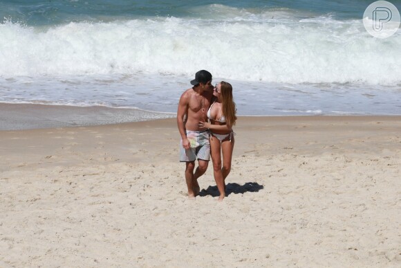 Juliano Laham foi à praia com a namorada, Luana Loewe