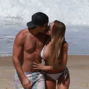 Juliano Laham e a namorada, Luana Loewe, trocaram beijos em tarde na praia neste domingo, 19 de agosto de 2018