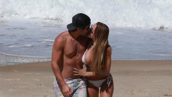 Juliano Laham troca beijos com namorada, Luana Loewe, em dia de praia. Fotos!
