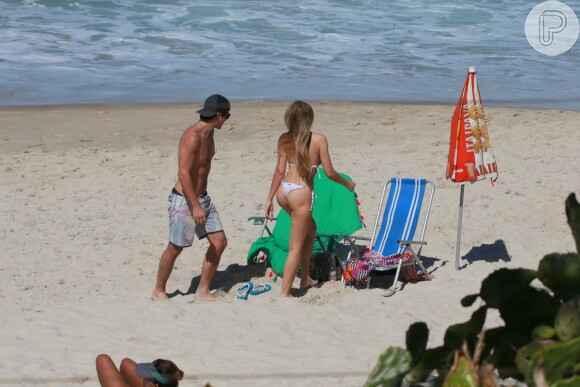 Juliano Laham e a namorada, Luana Loewe, curtiram praia da Zona Oeste do Rio de Janeiro neste domingo, 19 de agosto de 2018