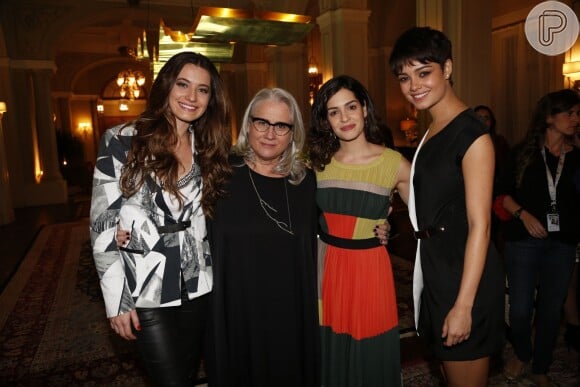 Vera Holtz posa para foto com o elenco da novela 'O Rebu', com Bianca Müller, Maria Flor e Sophie Charlotte