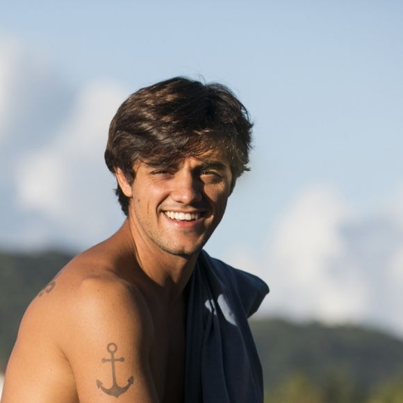 Elmo (Felipe Simas) também quebra o clima de Samuca (Nicolas Prattes) e Marocas (Juliana Paiva) nos próximos capítulos da novela 'O Tempo Não Para'