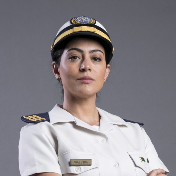 Coronela (Solange Couto) conta a Waleska (Carol Castro) o beijo que miss Celine (Maria Eduarda de Carvalho) deu em Elmo (Felipe Simas) nos próximos capítulos da novela 'O Tempo Não Para'