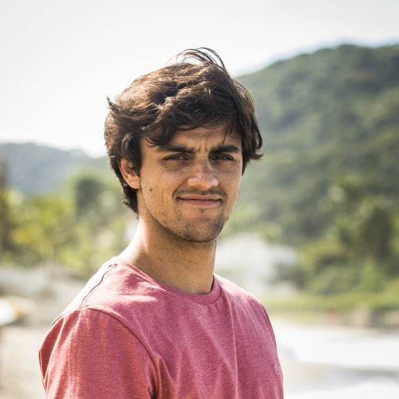 Elmo (Felipe Simas) rouba beijo de miss Celine (Maria Eduarda de Carvalho) Elmo (Felipe Simas) nos próximos capítulos da novela 'O Tempo Não Para': 'Eu não sou gay! Viu? Eu sou macho!... Eu gosto de mulher'