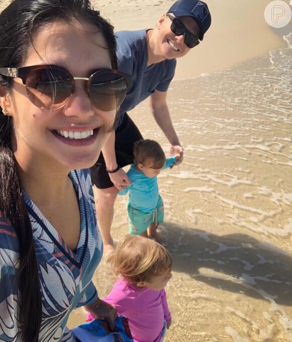 Thais Fersoza e Michel Teló estiveram em uma praia do Rio com os filhos, Melinda e Teodoro