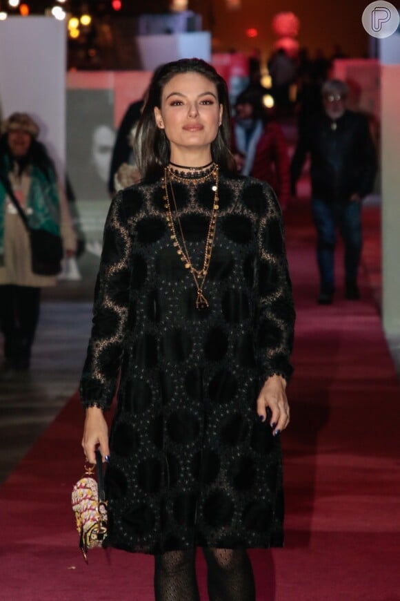 Isis Valverde usou bolsa Dior na première do filme 'Simonal' 46º Festival de Cinema de Gramado