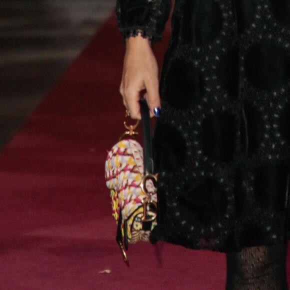 Isis Valverde usou bolsa Dior na première do filme 'Simonal' 46º Festival de Cinema de Gramado