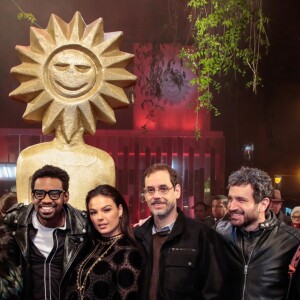 Isis Valverde posa com equipe do filme 'Simonal' no 46º Festival de Cinema de Gramado