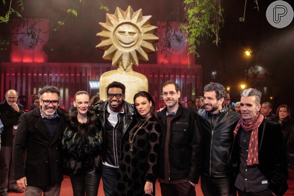 Isis Valverde posa com equipe do filme 'Simonal' no 46º Festival de Cinema de Gramado