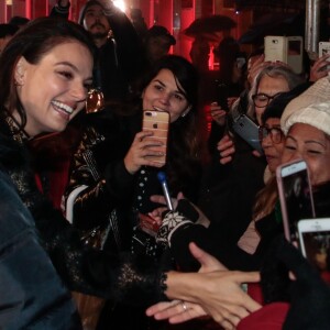 Isis Valverde atende fã e posa para selfies na première do filme 'Simonal' 46º Festival de Cinema de Gramado