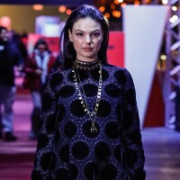 Isis Valverde aposta em look Dior para lançar filme no Festival de Gramado