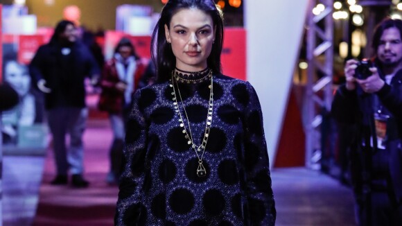 Isis Valverde aposta em look Dior para lançar filme no Festival de Gramado