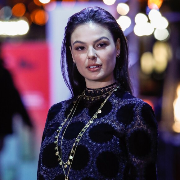 Isis Valverde usou vestido Dior ao lançar o filme 'Simonal' 46º Festival de Cinema de Gramado