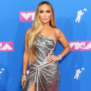 Jennifer Lopez usou vestido longo metalizado da Versace