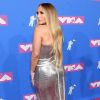 Com look Versace, Jennifer Lopez exibiu cabelo superlongo no tapete rosa do VMA 2018