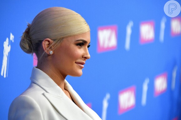 Kylie Jenner apostou em penteado polido e com coque baixo