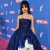 Camila Cabello usou vestido balonê Oscar de la Renta Resort 2019