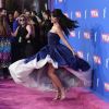 Camila Cabello roda seu look ao desfilar sobre o tapete rosa do VMA 2018