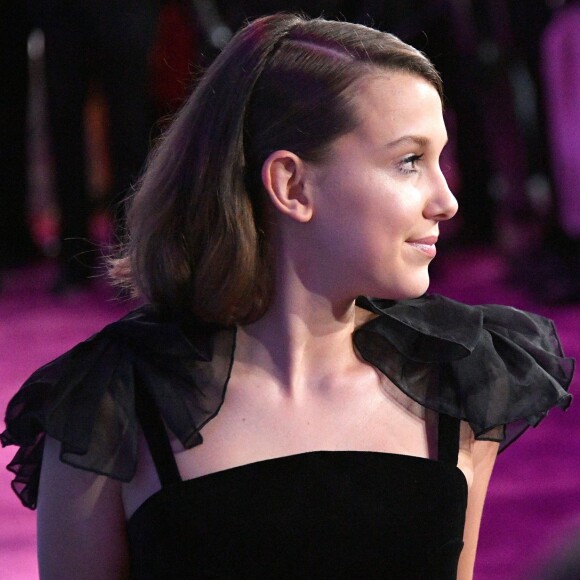 Millie Bobby Brown apostou no penteado lateral e foi sem acessórios ao VMA 2018