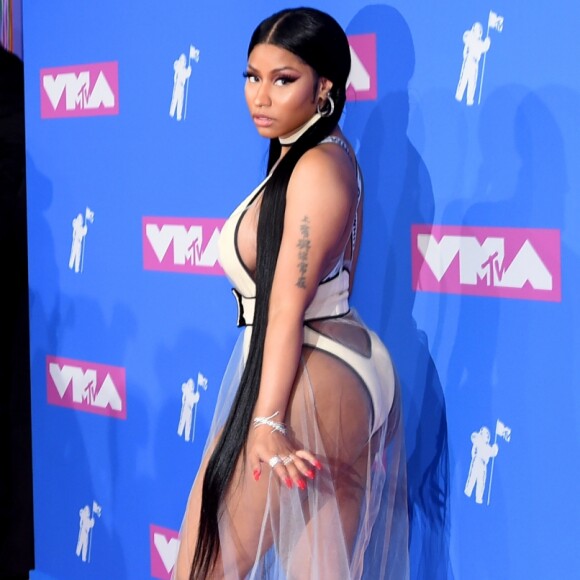 Nicki Minaj fez duas marinhas chiquinhas superlongas em look
