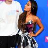 Ariana Grande apostou em vestido curto metalizado e botas over the knee
