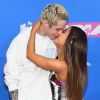 Ariana Grande beija o noivo, Pete Davidson, no tapete rosa do VMA 2018