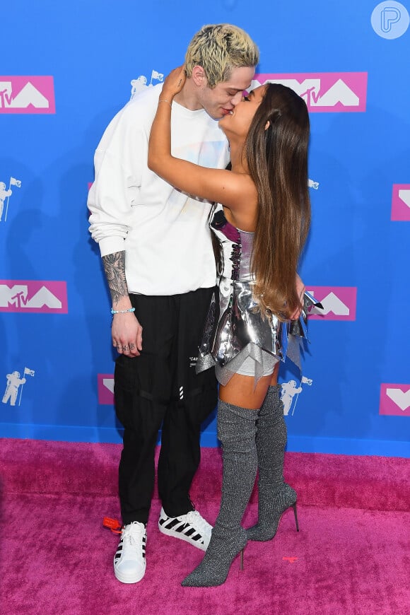 Ariana Grande beija o noivo, Pete Davidson, no tapete rosa do VMA 2018