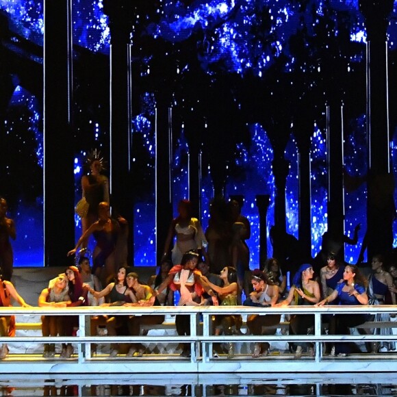 Ariana Grande recriou a Santa Ceia na apresentação de 'God Is Woman'