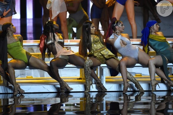 Ariana Grande fez apresentação de 'God Is Woman' com cerca de 50 bailarinas no VMA 2018, realizado em Nova York, na noite desta segunda-feira, 20 de agosto de 2018