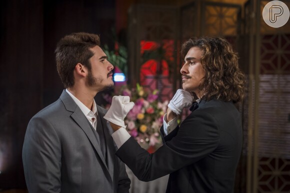 Samuca (Nicolas Prattes) e Marocas (Juliana Paiva) têm o noivado interrompido por Bento (Bruno Montaleone) no capítulo que vai ao ar dia 1º de setembro de 2018, na novela 'O Tempo Não Para'