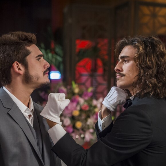 Samuca (Nicolas Prattes) e Marocas (Juliana Paiva) têm o noivado interrompido por Bento (Bruno Montaleone) no capítulo que vai ao ar dia 1º de setembro de 2018, na novela 'O Tempo Não Para'