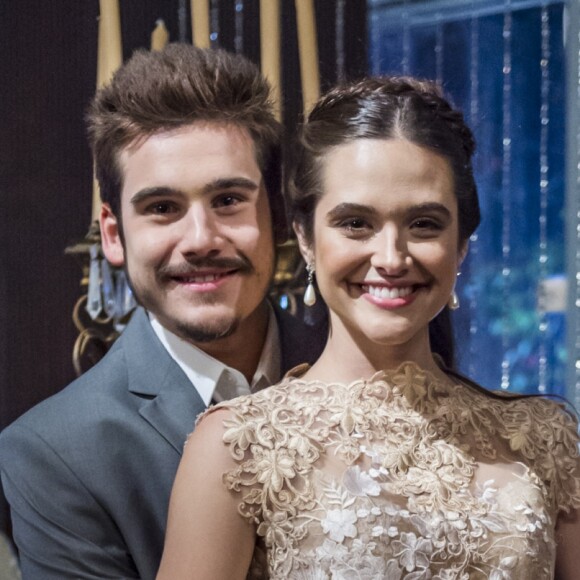 Samuca (Nicolas Prattes) decide pedir a mão de Marocas (Juliana Paiva) em casamento na novela 'O Tempo Não Para'