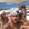 Após a volta de Bruna Marquezine para o Brasil, Neymar permaneceu em Ibiza com a irmã, Rafaella Santos, e amigas