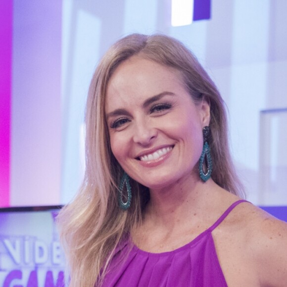 Angélica relembra trabalho para qual precisou pintar os cabelos: 'Fiz uma campanha que tive que fazer tintura no cabelo para ficar meio ruiva e foi uma tragédia, porque não conseguia me olhar no espelho. Eu andava de boné dentro de casa'