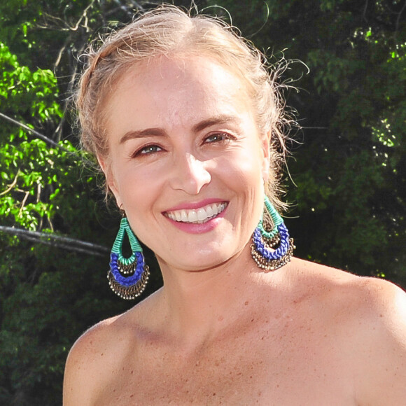 'Nunca pensei em ficar morena. Já usei muita peruca e sempre foi muito legal, divertido, mas ficar morena e pintar o cabelo não rola, só em outra vida', garantiu Angélica