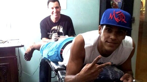 Marcello Melo Jr. faz tatuagem de São Jorge na perna: 'Amuleto de fé e proteção'