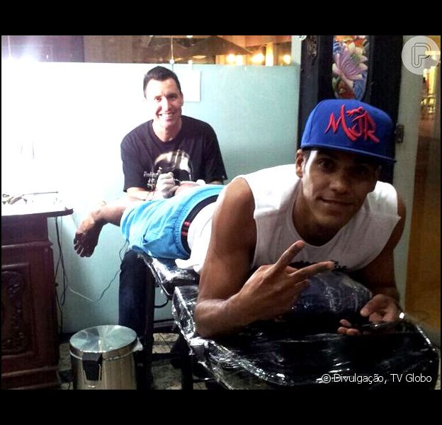 Ator tatuagem na perna Marcello Melo Jr Faz Tatuagem De Sao Jorge Na Perna Amuleto De Fe E Protecao Purepeople