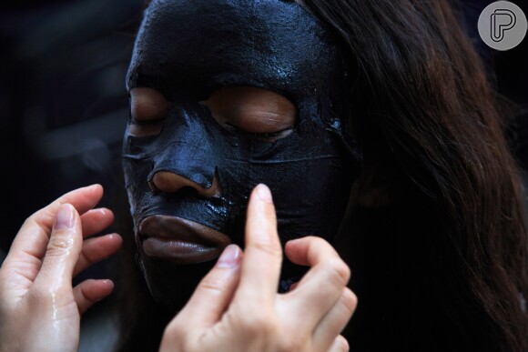 A máscara de carvão ativado promete uma limpeza profunda na pele