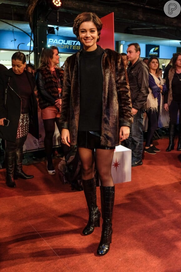 Sophie Charlotte combinou minissaia de vinil com casaco de pelo para prestigiar a première do filme '10 Segundos Para Vencer'