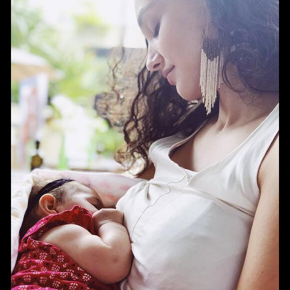Débora Nascimento contou que perdeu o medo de amamentar em público