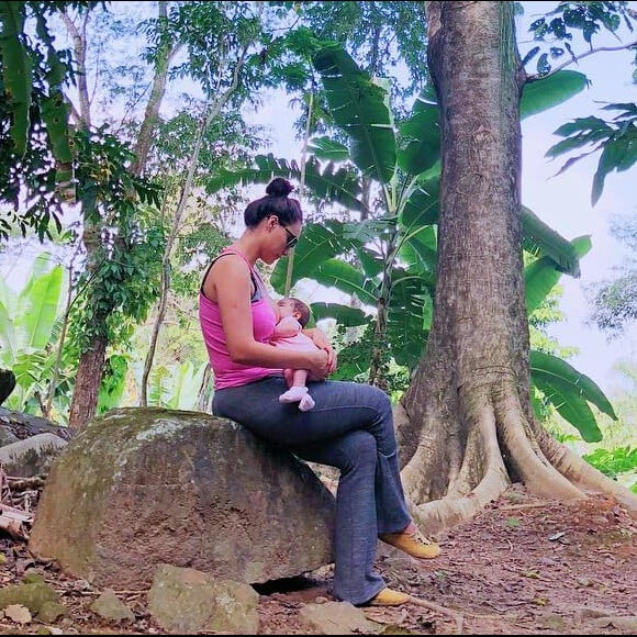 Débora Nascimento está fazendo reeducação alimentar após ser mãe