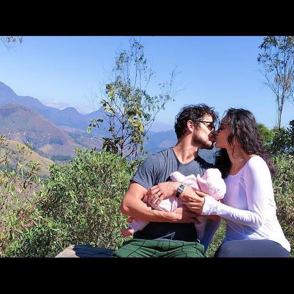 Débora Nascimento postou uma foto com a família em sua Instagram