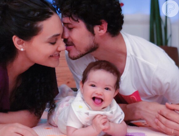 Débora Nascimento e o marido, José Loreto, posaram com a filha, Bella, nesta sexta-feira, 24 de agosto de 2018