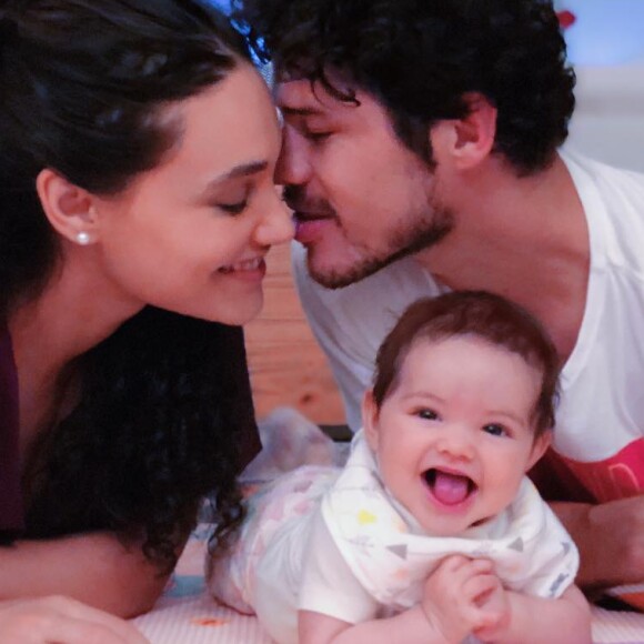 Débora Nascimento e o marido, José Loreto, posaram com a filha, Bella, nesta sexta-feira, 24 de agosto de 2018