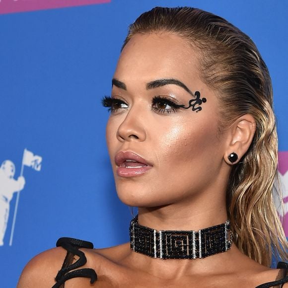 O iluminado usado por Rita Ora foi feito com tons de dourado