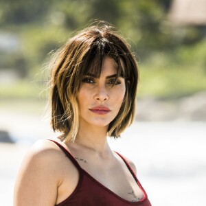 Marocas (Juliana Paiva) deixa Betina (Cleo) nua no meio da rua no capítulo de terça-feira, 4 de setembro de 2018 da novela 'O Tempo Não Para'