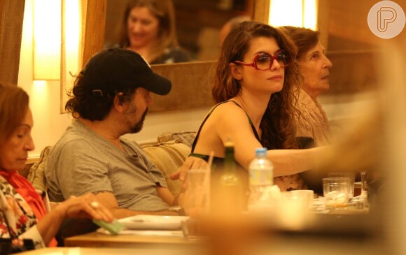 Alinne Moraes janta com o marido, Mauro Lima