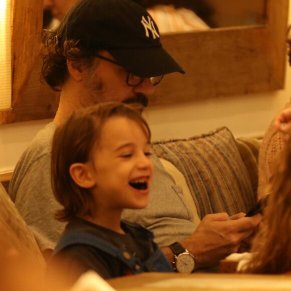 Alinne Moraes brinca com o filho, Pedro, de 4 anos