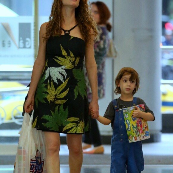 Alinne Moraes dá presente ao filho, Pedro, de 4 anos