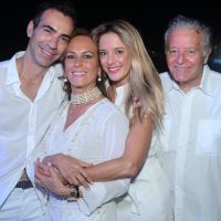 Em família: Ticiane Pinheiro curte show na Bahia com o marido e os pais. Fotos!